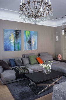 Фото интерьера гостиной квартиры в стиле неоклассика 