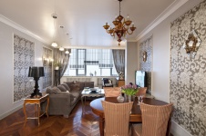 Фото интерьера гостиной квартиры в стиле неоклассика