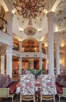 Фото интерьера зала ресторана в дворцовом стиле