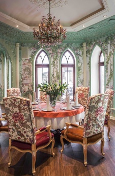 Фото интерьера зала ресторана в дворцовом стиле