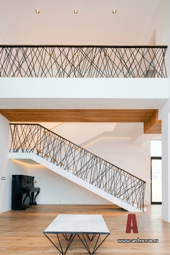 Фото интерьера лестничного холла дома в стиле минимализм