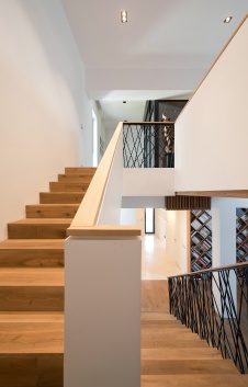 Фото интерьера лестницы дома в стиле минимализм