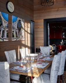 Фото интерьера столовой дома в стиле шале