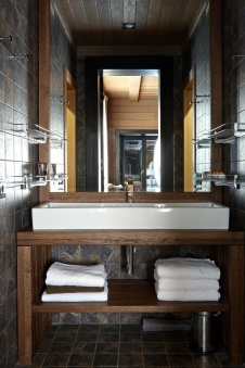 Фото интерьера санузла дома в стиле шале
