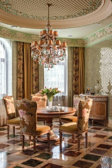 Фото интерьера столовой дома в дворцовом стиле