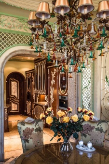 Фото интерьера столовой дома в дворцовом стиле