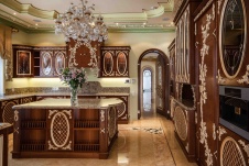 Фото интерьера кухни дома в дворцовом стиле