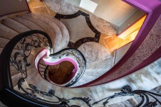 Фото интерьера лестничного холла дома в дворцовом стиле Фото интерьера лестницы дома в дворцовом стиле