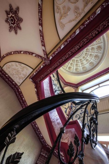 Фото интерьера лестницы дома в дворцовом стиле