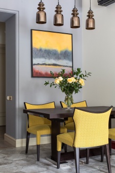 Фото интерьера столовой небольшой квартиры в стиле фьюжн