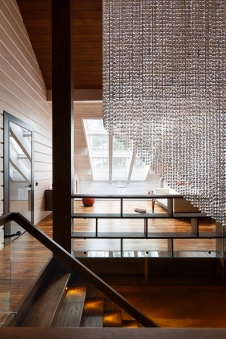 Фото интерьера лестницы дома в современном стиле