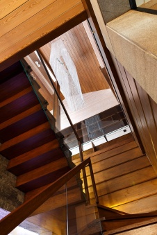 Фото интерьера лестницы дома в современном стиле