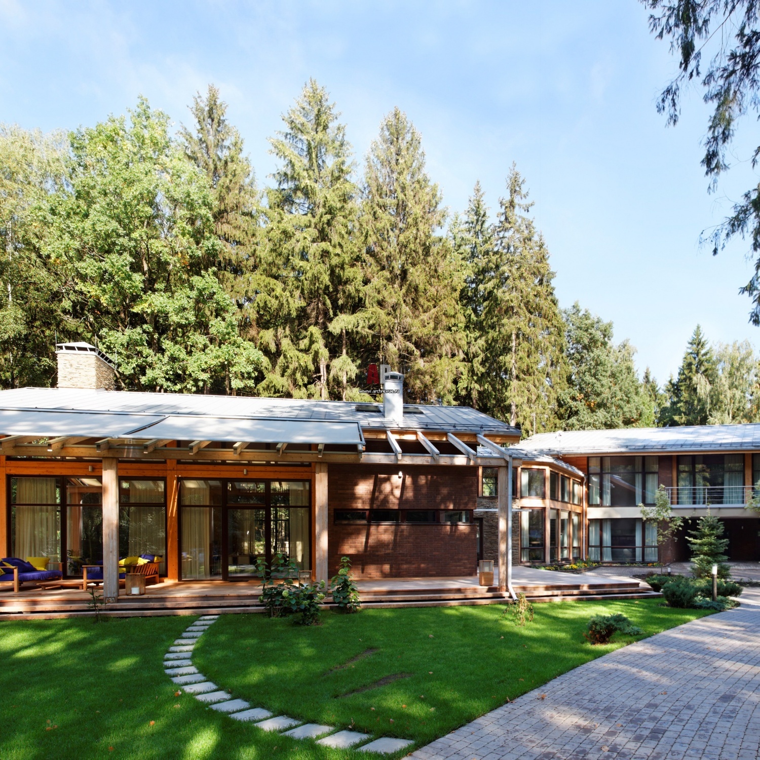 Дома в лесу с панорамными окнами в подмосковье