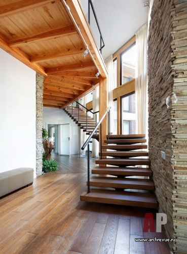 Фото интерьера лестничного холла дома в эко-стиле