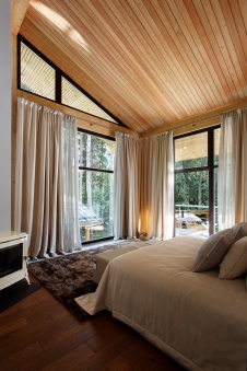 Фото интерьера спальни дома в эко-стиле