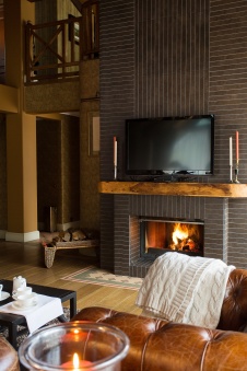 Фото интерьера каминной квартиры в стиле шале