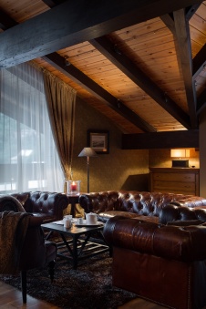 Фото интерьера гостиной квартиры в стиле шале