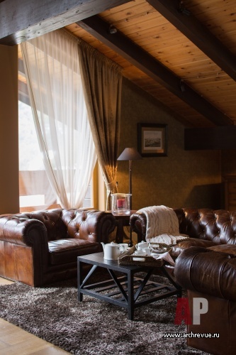 Фото интерьера гостиной квартиры в стиле шале