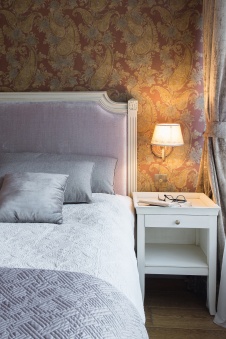 Фото интерьера спальни квартиры в стиле шале