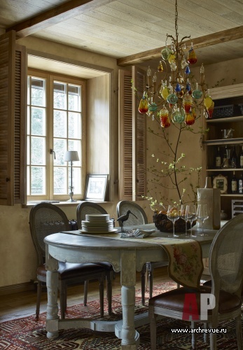 Фото интерьера столовой дома в стиле кантри