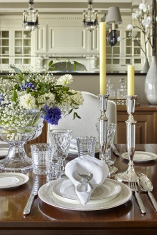 Фото интерьера столовой квартиры в стиле неоклассика