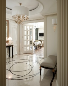 Фото интерьера входной зоны квартиры в стиле неоклассика