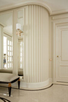 Фото интерьера входной зоны квартиры в стиле неоклассика