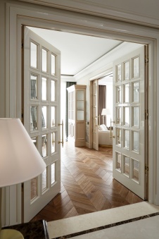 Фото интерьера гостиной квартиры в стиле неоклассика