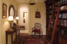 Фото интерьера библиотеки квартиры в английском стиле