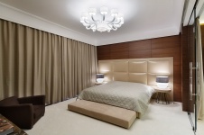 Интерьер кухни-столовой в стиле современное ар-деко. На полу – плиты из белого мрамора. Кухня, Bamax. Люстра, Sigma L2.