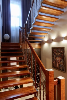 Фото интерьера лестницы таунхауса в современном стиле