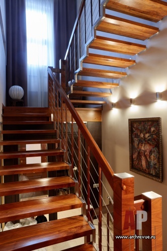 Фото интерьера лестницы таунхауса в современном стиле