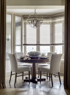 Фото интерьера столовой в стиле неоклассика