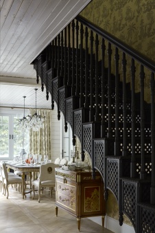 Фото интерьера лестницы деревянного дома в английском стиле
