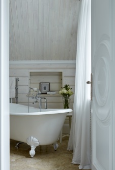 Фото интерьера ванной деревянного дома в английском стиле