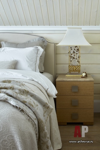 Фото интерьера спальни деревянного дома в английском стиле