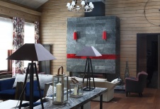 Фото интерьера каминной деревянного дома в стиле фьюжн