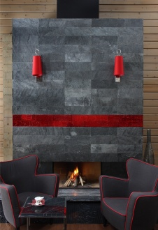 Фото интерьера каминной деревянного дома в стиле фьюжн