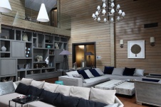 Фото интерьера гостиной деревянного дома в стиле фьюжн