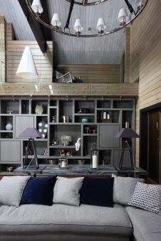 Фото интерьера гостиной деревянного дома в стиле фьюжн