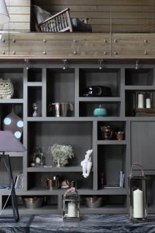 Фото интерьера гостиной деревянного дома в стиле фьюжн