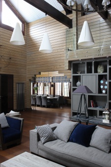 Фото интерьера столовой деревянного дома в стиле фьюжн