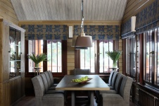 Фото интерьера столовой деревянного дома в стиле фьюжн