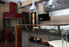 Фото интерьера кухни деревянного дома в стиле фьюжн