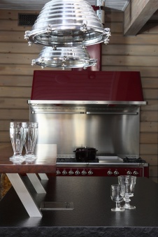 Фото интерьера кухни деревянного дома в стиле фьюжн