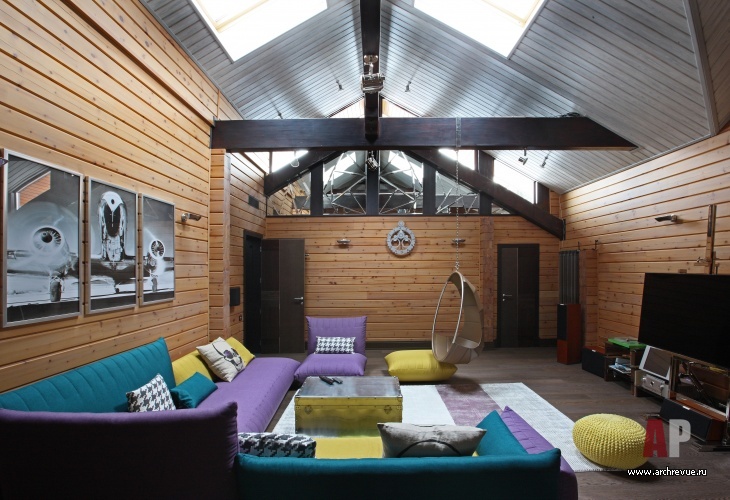 Фото интерьера зоны отдыха деревянного дома в стиле фьюжн Фото интерьера мансарды деревянного дома в стиле фьюжн