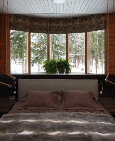 Фото интерьера спальни деревянного дома в стиле фьюжн