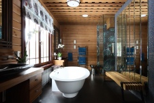 Фото интерьера ванной деревянного дома в стиле фьюжн