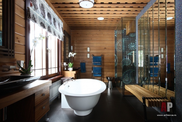 Фото интерьера ванной деревянного дома в стиле фьюжн