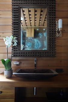 Фото интерьера санузла деревянного дома в стиле фьюжн